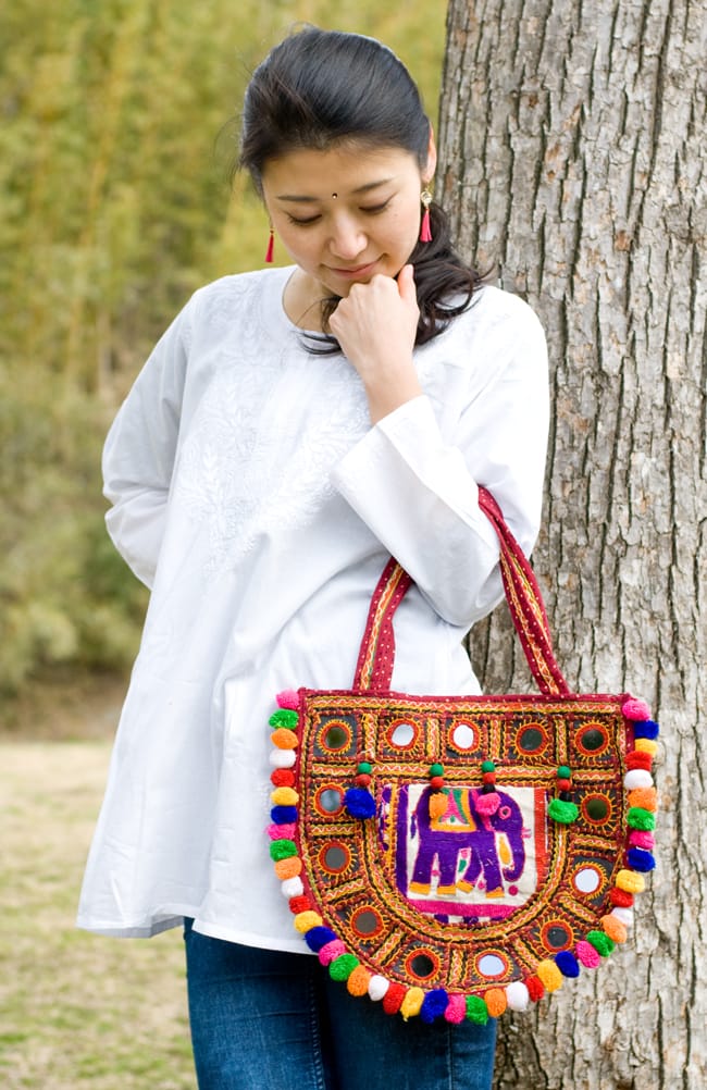 【1点物】カッチ刺繍のショルダーバッグ 5 - 実際に持ってみました。このくらいのサイズなのでとても使いやすいです。