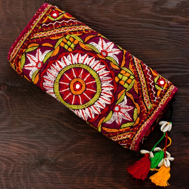 【1点物】カッチ刺繍のクラッチバッグ−ショルダー付き 3 - 裏面のデザインはこのように異なります。