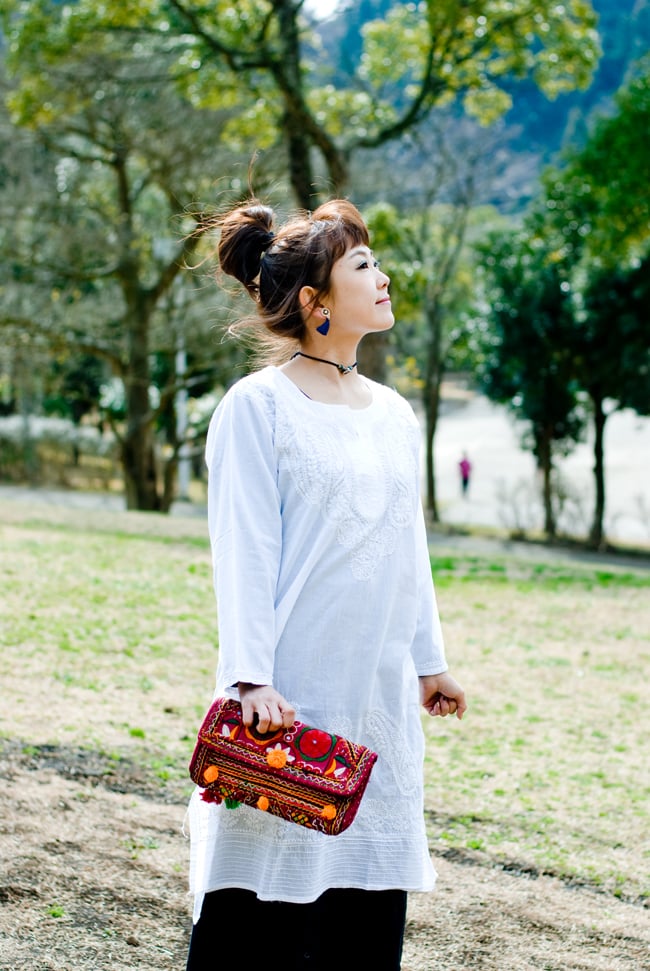 【1点物】カッチ刺繍のクラッチバッグ−ショルダー付き 5 - 実際に持ってみるとこのくらいの大きさになります。パーティー等にも良さそうですね。