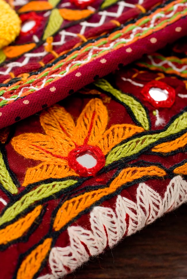 【1点物】カッチ刺繍のクラッチバッグ−ショルダー付き 2 - 刺繍をアップにしてみました。