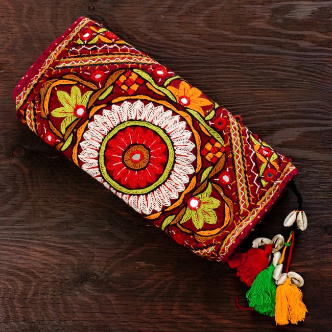 【1点物】カッチ刺繍のクラッチバッグ−ショルダー付き 3 - 裏面のデザインはこのように異なります。