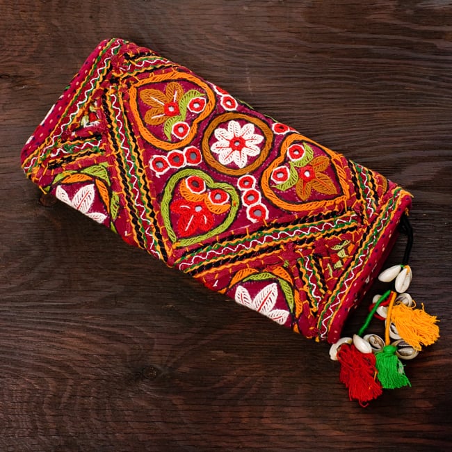 【1点物】カッチ刺繍のクラッチバッグ−ショルダー付き 3 - 裏面のデザインはこのように異なります。