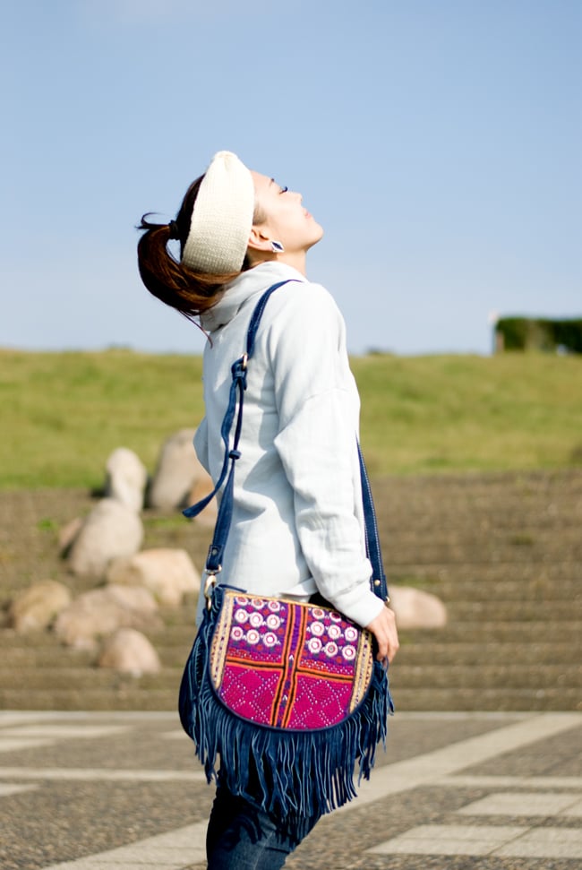 【一点物】アラブのショルダーバッグ-Lサイズ 9 - 身長150?のスタッフが持ってみました。シンプルなコーディネートのアクセントになります。