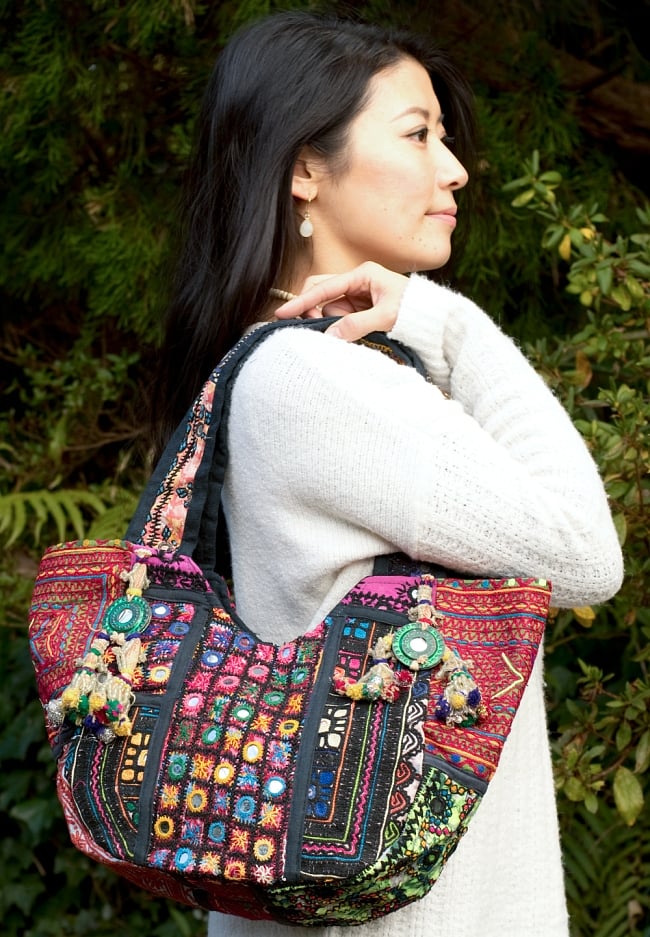 【一点物・アンティーク】アフガニトートバッグ-Mサイズ 15 - 実際に持ってみました！※写真は柄違いID-BAG-671の商品です