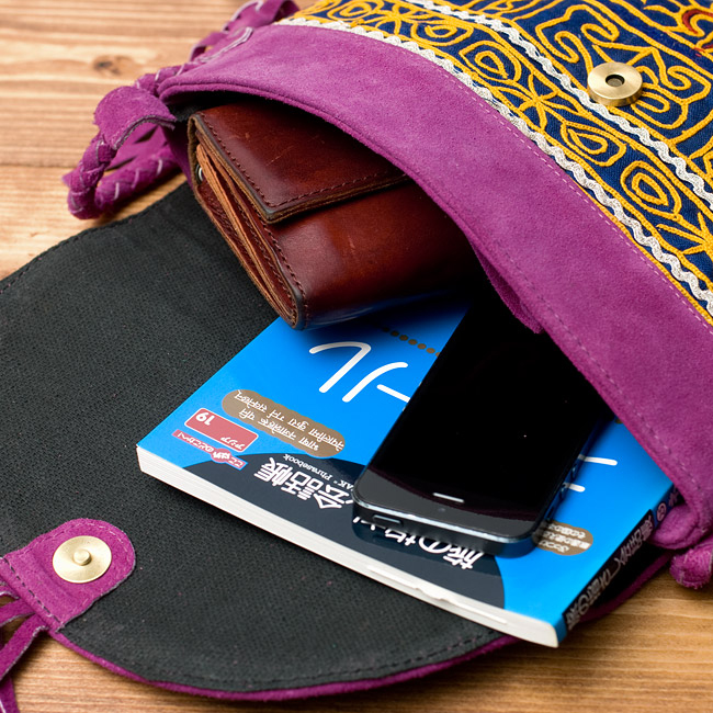 【一点物】アラブのショルダーバッグ-Mサイズの商品写真 10枚目 薄手の小冊子、長財布、携帯電話は問題なく入ります。