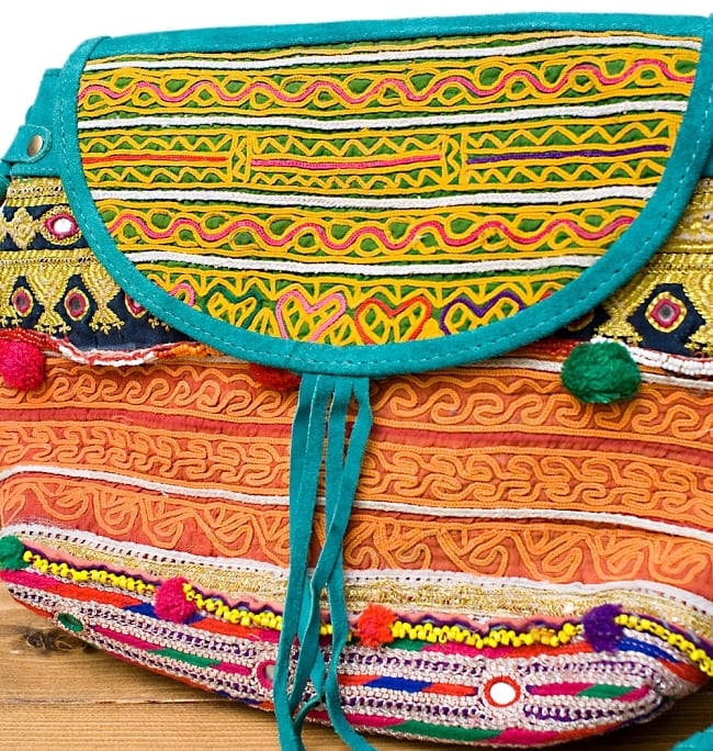 【一点物】アラブのショルダーバッグ-Mサイズの商品写真 2枚目 刺繍部分をアップにしてみました。