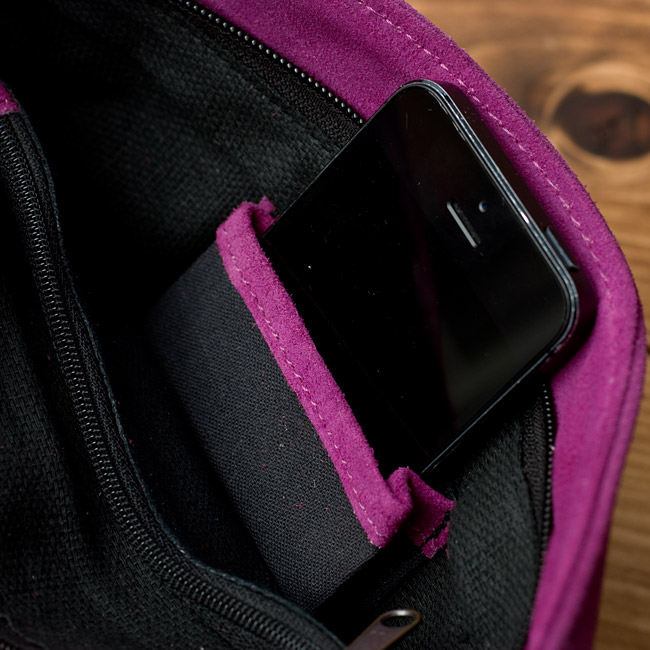 【一点物】アラブのショルダーバッグ-Mサイズの商品写真 9枚目 携帯を入れるのもぴったりサイズ。