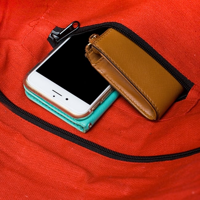 【一点物】アフガニクラッチバッグ-Lサイズ 9 - ジップ式の内ポケットが1つ。携帯電話とキーケースなどが余裕で入る大きさです。
