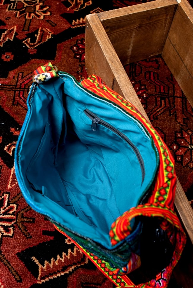 モン族刺繍のショルダーバッグ - 青系 11 - 中の写真です。