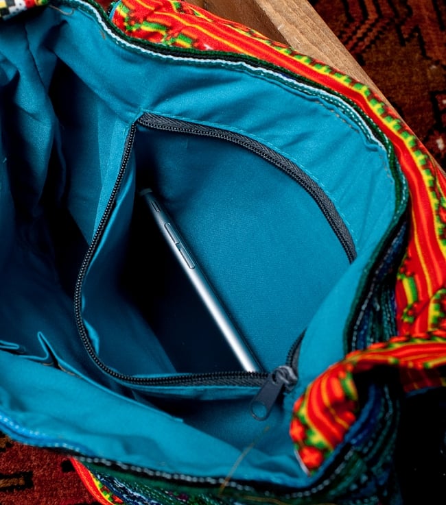 モン族刺繍のショルダーバッグ - 青系 12 - 横のところにはファスナーがついているので、このように小物を分けて収納しておくことができます。