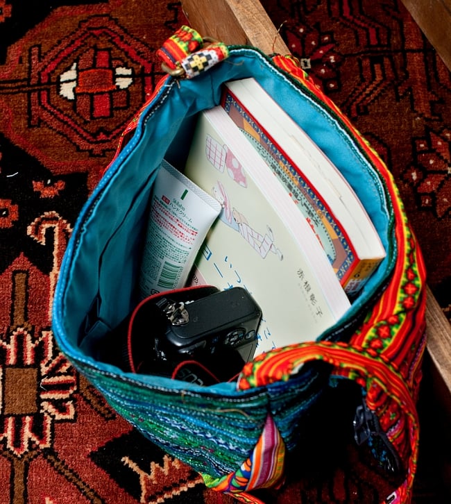 モン族刺繍のショルダーバッグ - 青系 13 - 財布や本、カメラなど日常に必要なちょっとした物を持ち運ぶにはちょど良いサイズです。