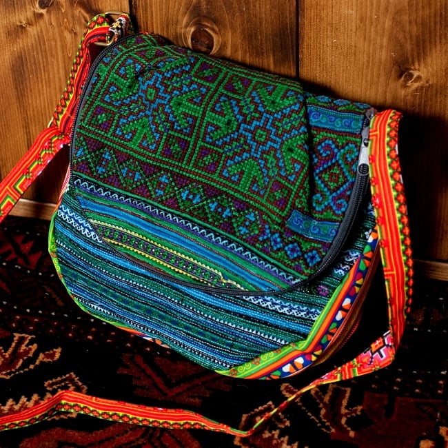 モン族刺繍のショルダーバッグ - 青系 2 - 引き込まれるような美しい刺繍