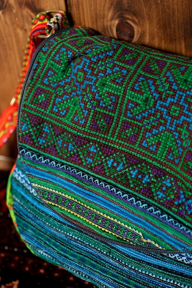 モン族刺繍のショルダーバッグ - 青系 3 - 拡大写真です