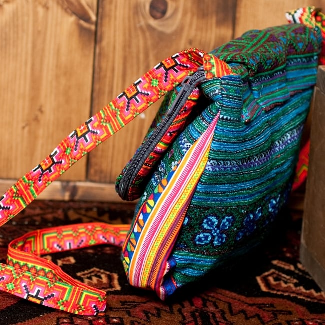 モン族刺繍のショルダーバッグ - 青系 4 - 横からの写真です