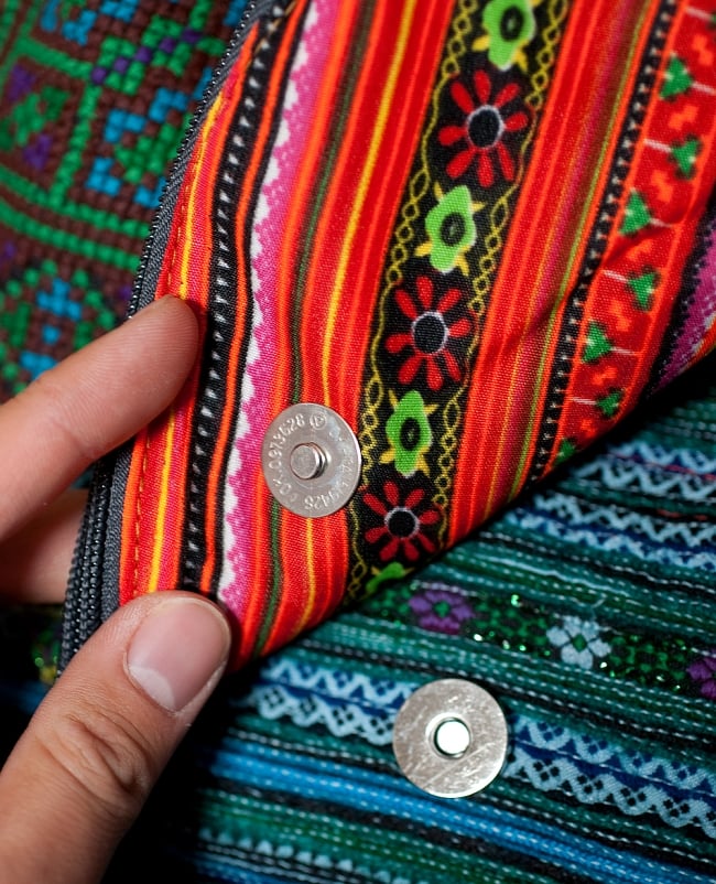 モン族刺繍のショルダーバッグ - 青系 8 - 蓋はこちらのマグネット式で留められています。開け閉めも簡単で、使いやすさにも拘りを感じます。