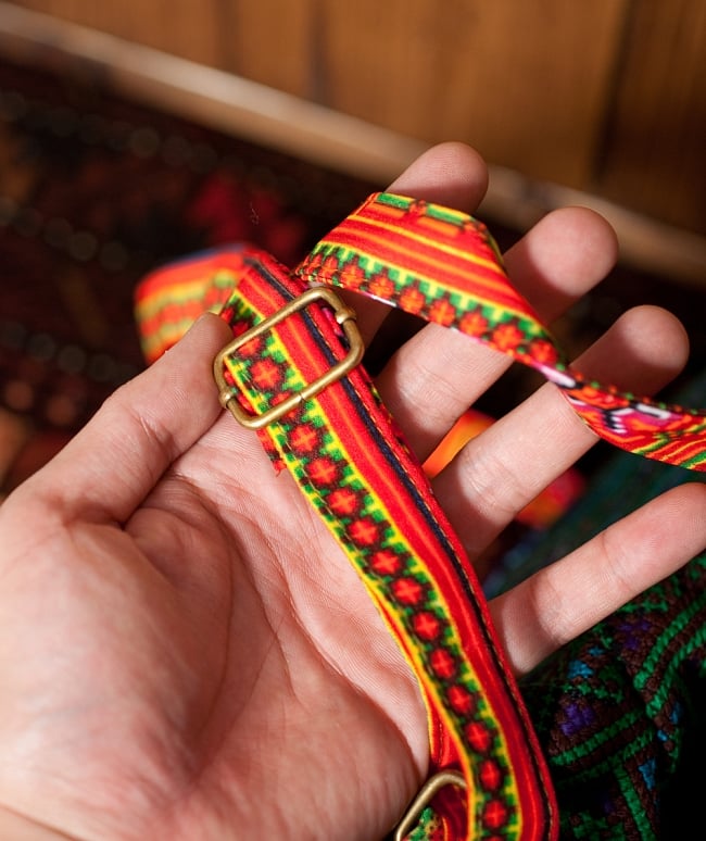 モン族刺繍のショルダーバッグ - 青系 9 - ストラップも綺麗です。長さを調整できます。(ストラップに使われている布の色や模様は物によって異なる場合がございます)