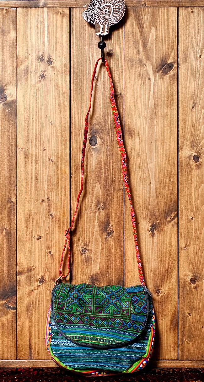 モン族刺繍のショルダーバッグ - 青系の写真1枚目です。色彩の美しい、モン族刺繍のバッグです。(手作りの刺繍ものなので、ほとんど同じ雰囲気になりますが、それぞれ模様やパターンなど細かい点は異なっております。)ショルダーバッグ,モン族 バック,モン族 刺繍,モン族,バッグ