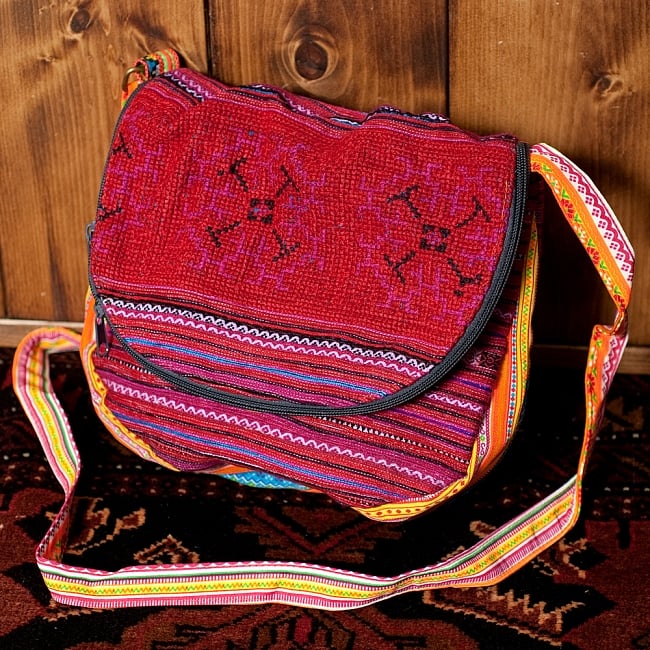 モン族刺繍のショルダーバッグ - 赤系 2 - 引き込まれるような美しい刺繍