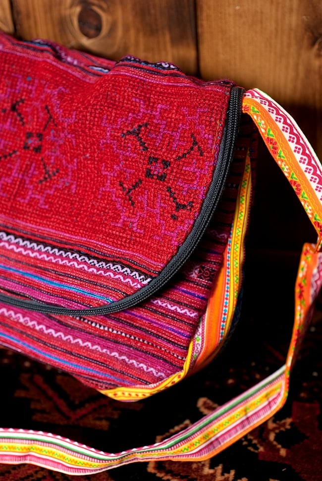 モン族刺繍のショルダーバッグ - 赤系 3 - 拡大写真です