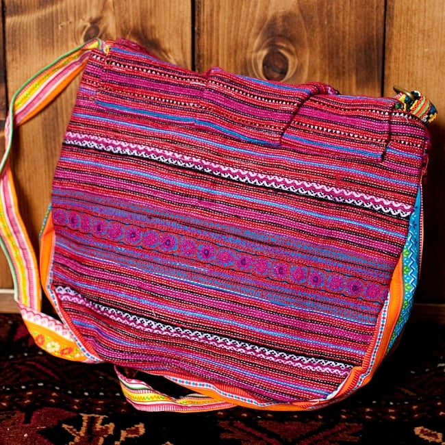 モン族刺繍のショルダーバッグ - 赤系 5 - 裏面の写真です