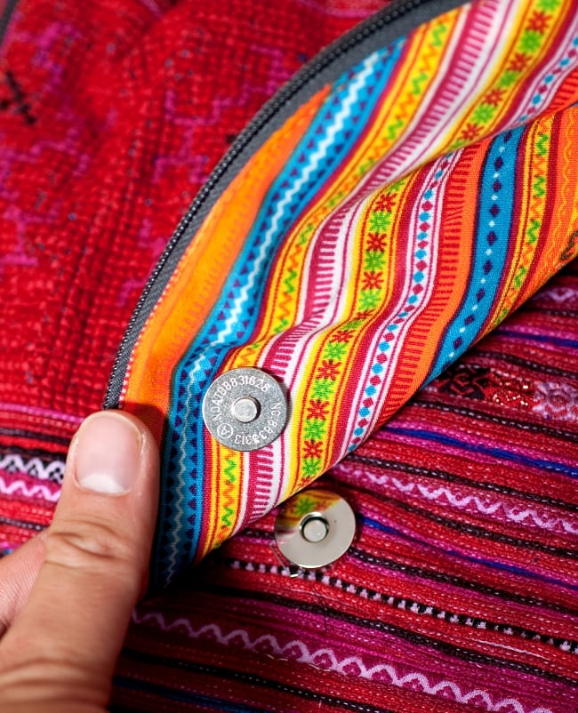 モン族刺繍のショルダーバッグ - 赤系 8 - 蓋はこちらのマグネット式で留められています。開け閉めも簡単で、使いやすさにも拘りを感じます。