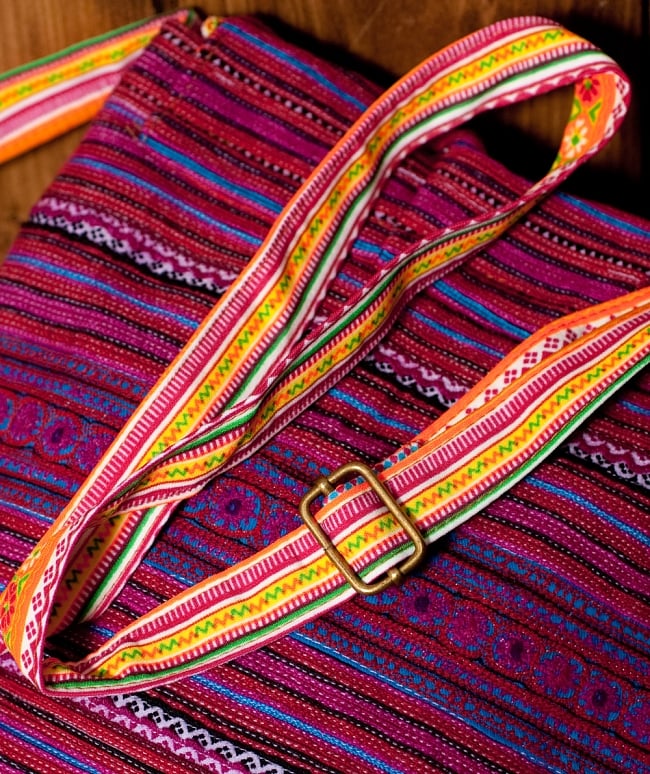 モン族刺繍のショルダーバッグ - 赤系 9 - ストラップも綺麗です。長さを調整できます。(ストラップに使われている布の色や模様は物によって異なる場合がございます)