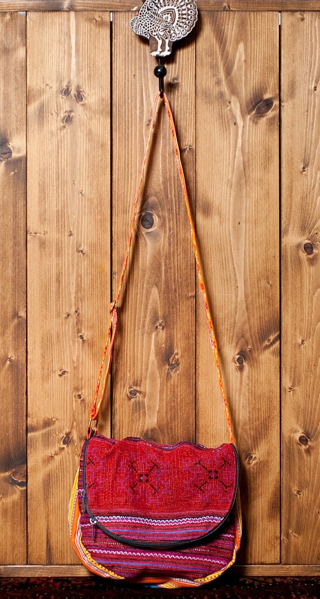 モン族刺繍のショルダーバッグ - 赤系の写真1枚目です。色彩の美しい、モン族刺繍のバッグです。(手作りの刺繍ものなので、ほとんど同じ雰囲気になりますが、それぞれ模様やパターンなど細かい点は異なっております。)ショルダーバッグ,モン族 バック,モン族 刺繍,モン族,バッグ