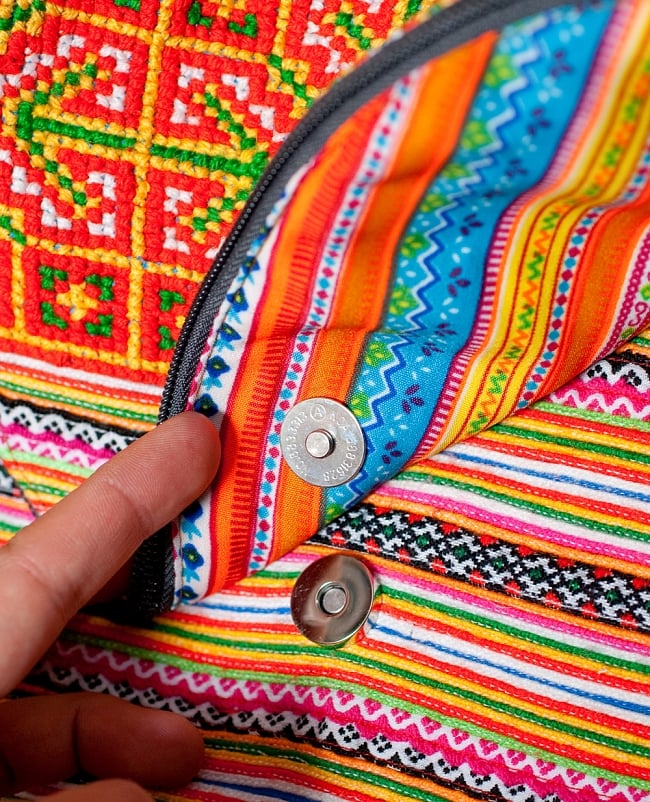 モン族刺繍のショルダーバッグ - オレンジ系 8 - 蓋はこちらのマグネット式で留められています。開け閉めも簡単で、使いやすさにも拘りを感じます。
