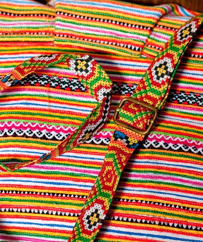 モン族刺繍のショルダーバッグ - オレンジ系 9 - ストラップも綺麗です。長さを調整できます。(ストラップに使われている布の色や模様は物によって異なる場合がございます)