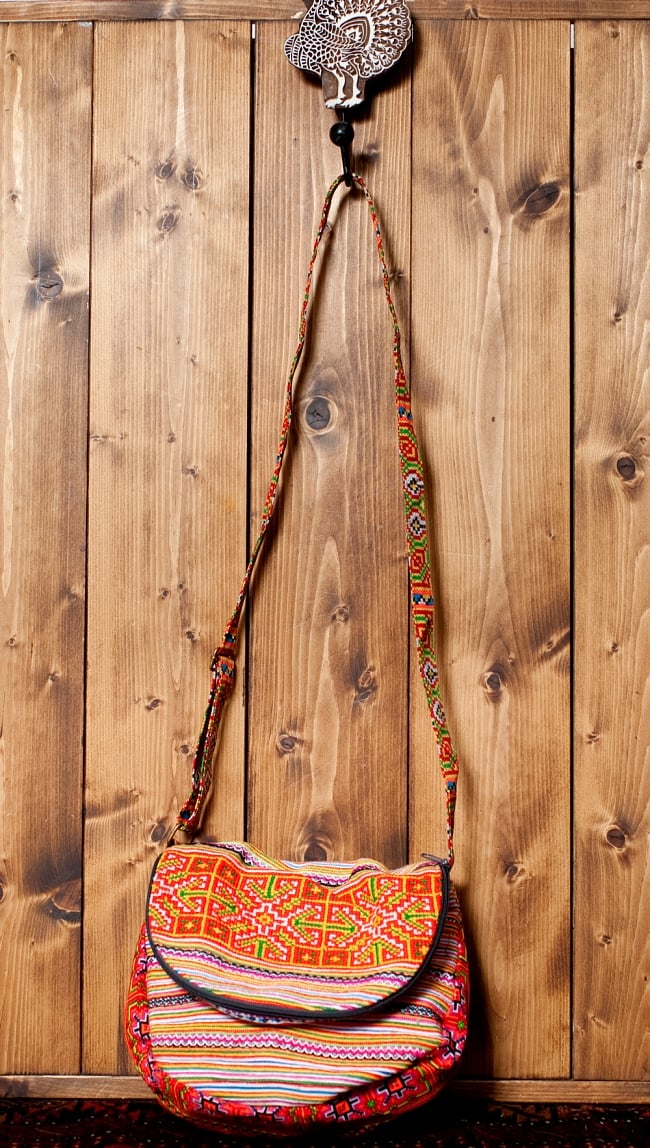 モン族刺繍のショルダーバッグ - オレンジ系の写真1枚目です。色彩の美しい、モン族刺繍のバッグです。(手作りの刺繍ものなので、ほとんど同じ雰囲気になりますが、それぞれ模様やパターンなど細かい点は異なっております。)ショルダーバッグ,モン族 バック,モン族 刺繍,モン族,バッグ