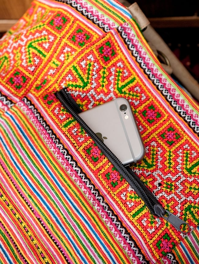 モン族刺繍の2way トートバッグ - オレンジ系 11 - 外にちょっとした小物を入れておくのに便利な収納付き。