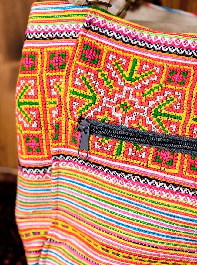 モン族刺繍の2way トートバッグ - オレンジ系 4 - 刺繍の拡大写真です