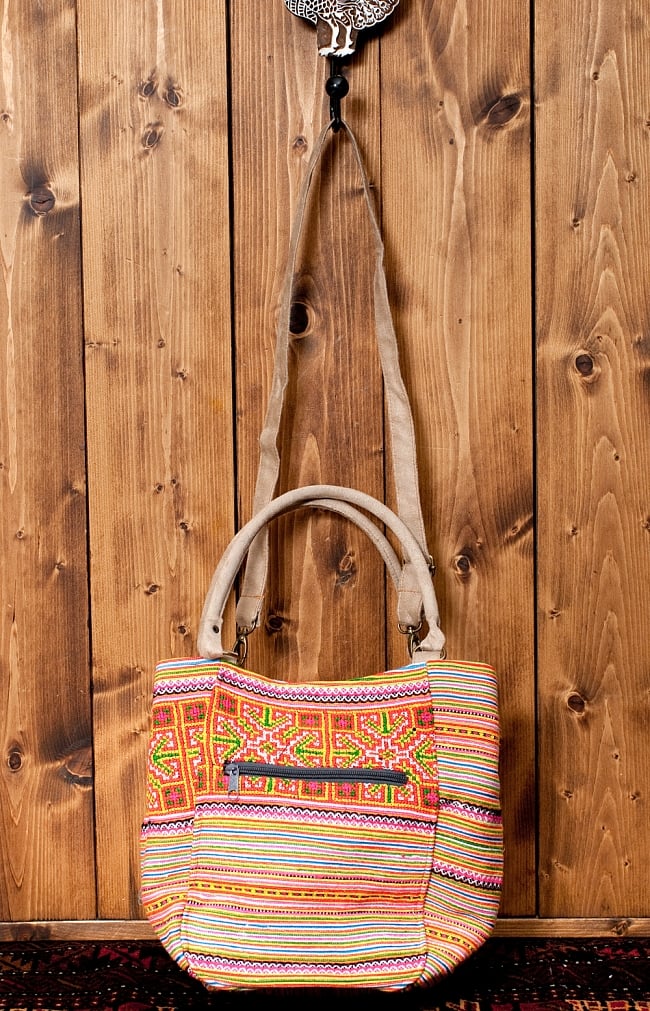 モン族刺繍の2way トートバッグ - オレンジ系の写真1枚目です。色彩の美しい、モン族刺繍のバッグです。(手作りの刺繍ものなので、ほとんど同じ雰囲気になりますが、それぞれ模様やパターンなど細かい点は異なっております。)トートバッグ,ショルダーバッグ,モン族 バック,モン族 刺繍,モン族,バッグ