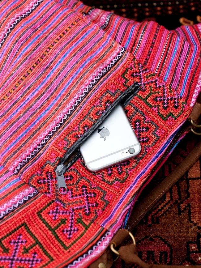 モン族刺繍の2way トートバッグ - ピンク系 11 - 外にちょっとした小物を入れておくのに便利な収納付き。