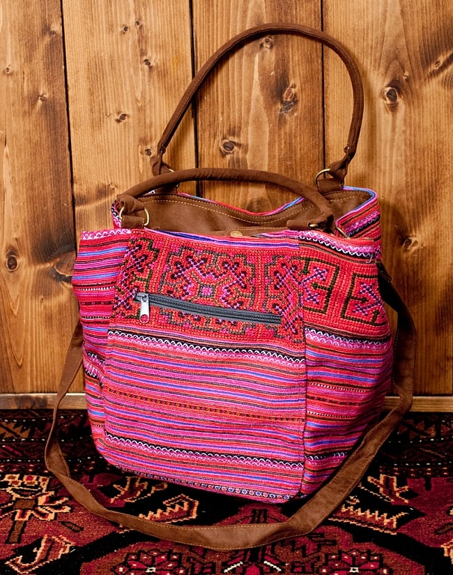 モン族刺繍の2way トートバッグ - ピンク系 3 - バッグ上部のバネホックを留めると、形がこのようにスクエア型になります。