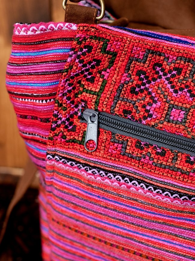 モン族刺繍の2way トートバッグ - ピンク系 4 - 刺繍の拡大写真です