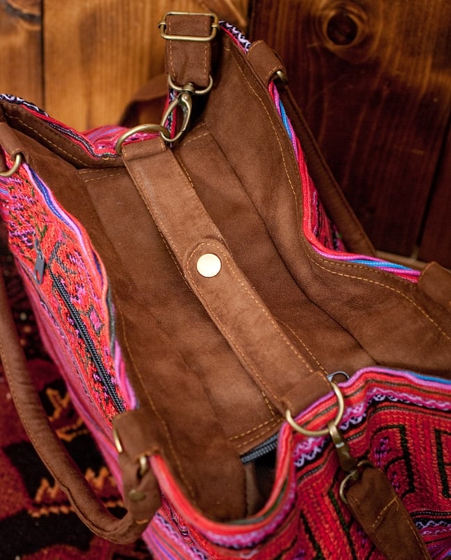 モン族刺繍の2way トートバッグ - ピンク系 7 - 上部の写真です。中心にあるバネホックにより、形を変えることができます。