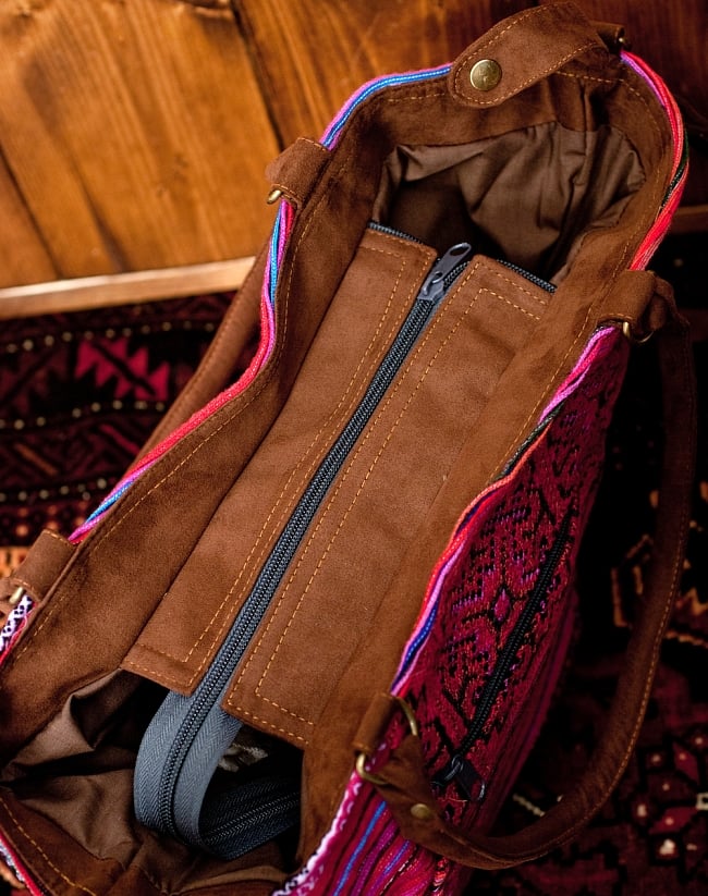 モン族刺繍の2way トートバッグ - ピンク系 8 - 開口部はこのようにファスナーになっています