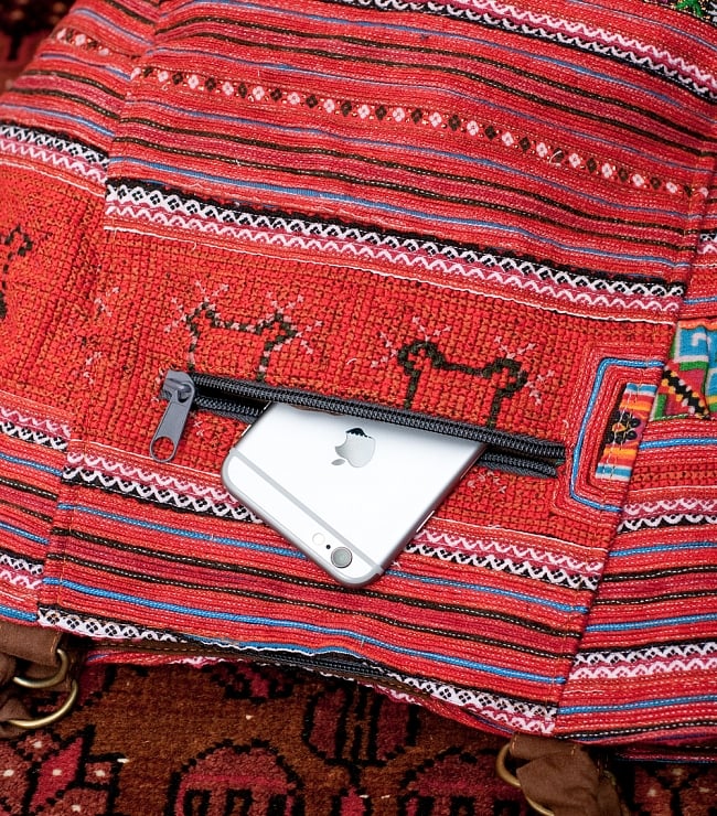 モン族刺繍の2way トートバッグ - 赤系 11 - 外にちょっとした小物を入れておくのに便利な収納付き。