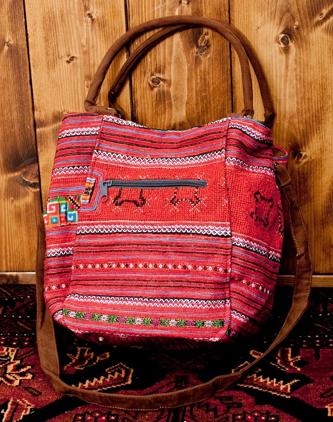 モン族刺繍の2way トートバッグ - 赤系 3 - バッグ上部のバネホックを留めると、形がこのようにスクエア型になります。