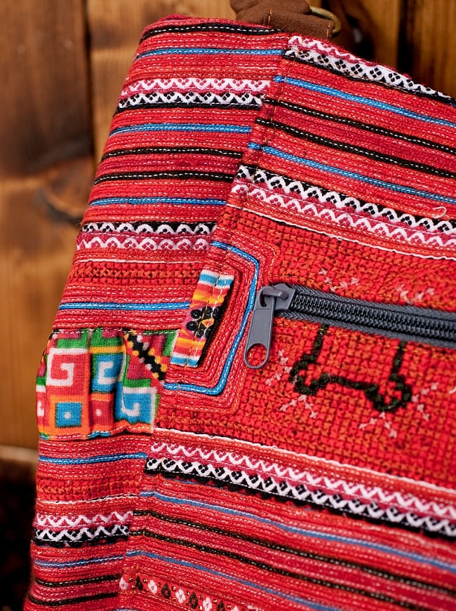 モン族刺繍の2way トートバッグ - 赤系 4 - 刺繍の拡大写真です