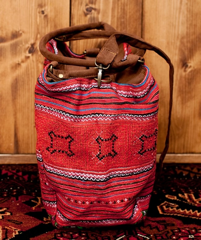 モン族刺繍の2way トートバッグ - 赤系 5 - 横からの写真です