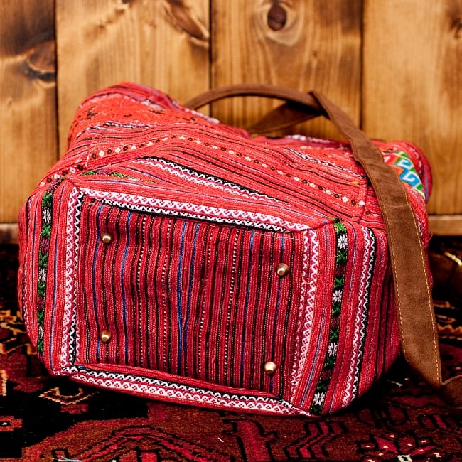 モン族刺繍の2way トートバッグ - 赤系 6 - しっかりとしたマチです