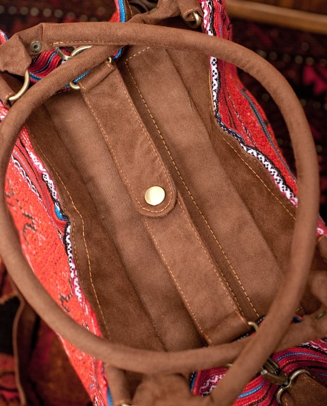 モン族刺繍の2way トートバッグ - 赤系 7 - 上部の写真です。中心にあるバネホックにより、形を変えることができます。