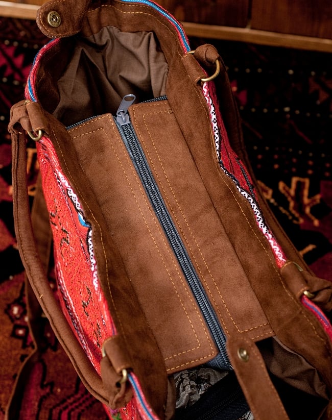 モン族刺繍の2way トートバッグ - 赤系 8 - 開口部はこのようにファスナーになっています