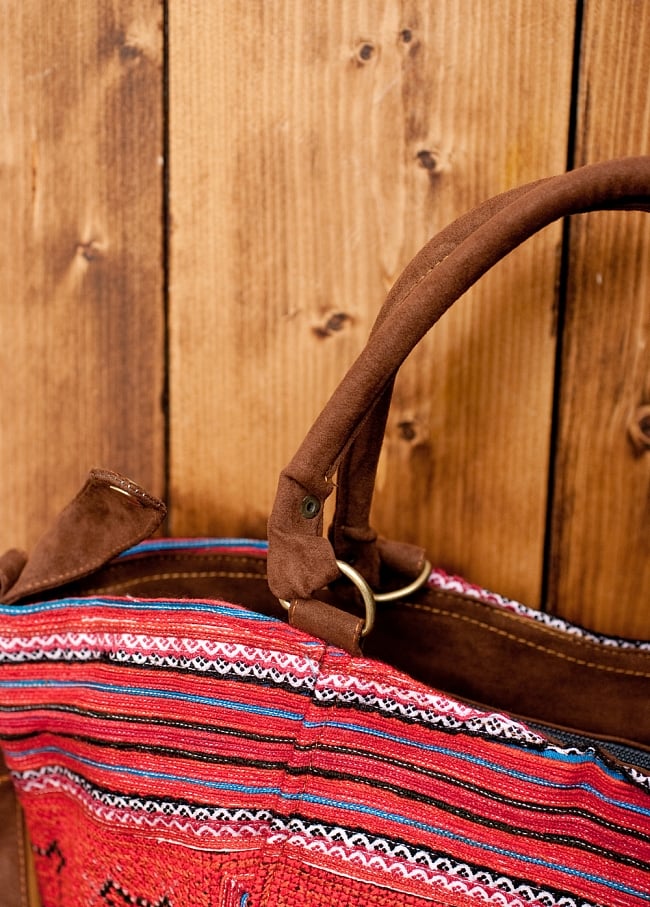 モン族刺繍の2way トートバッグ - 赤系 9 - 持ち手部分もしっかりしていて、持ちやすいです。