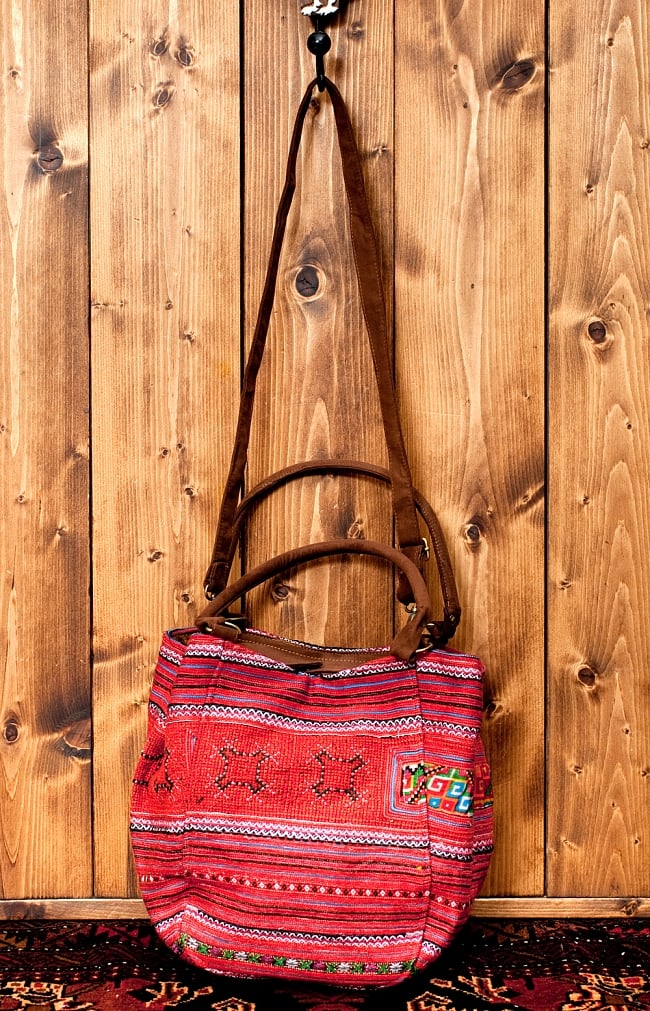 モン族刺繍の2way トートバッグ - 赤系の写真1枚目です。色彩の美しい、モン族刺繍のバッグです。(手作りの刺繍ものなので、ほとんど同じ雰囲気になりますが、それぞれ模様やパターンなど細かい点は異なっております。)トートバッグ,ショルダーバッグ,モン族 バック,モン族 刺繍,モン族,バッグ