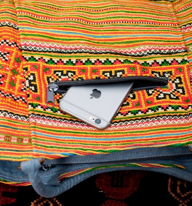 モン族刺繍の2way トートバッグ -オレンジ系 11 - 外にちょっとした小物を入れておくのに便利な収納付き。