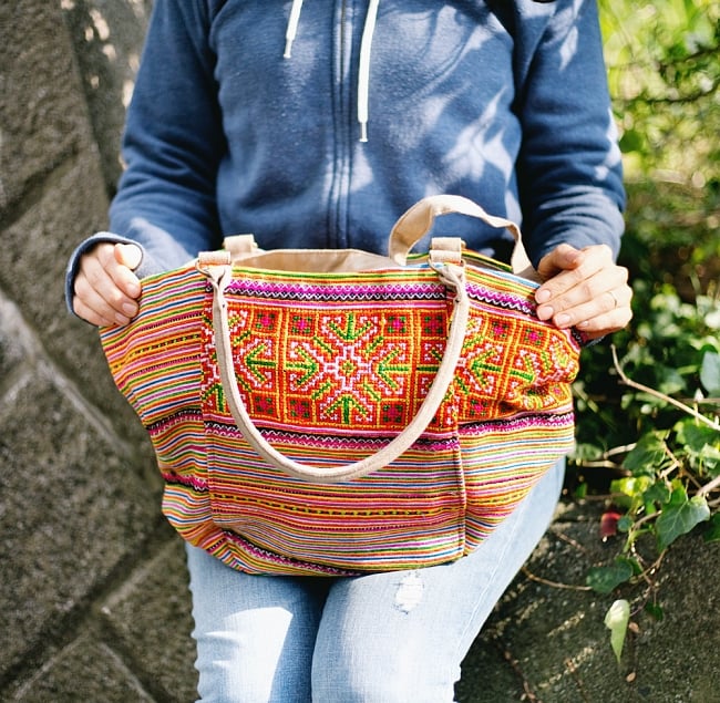 モン族刺繍の2way トートバッグ -オレンジ系 17 - 刺繍がとても素敵なバッグです
