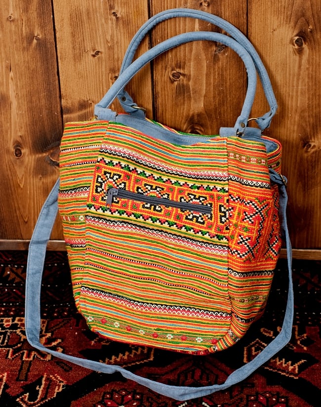 モン族刺繍の2way トートバッグ -オレンジ系 3 - バッグ上部のバネホックを留めると、形がこのようにスクエア型になります。
